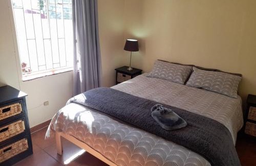 Windhoek Central Apartment | Cozy arty apartment in walking distance of CBD