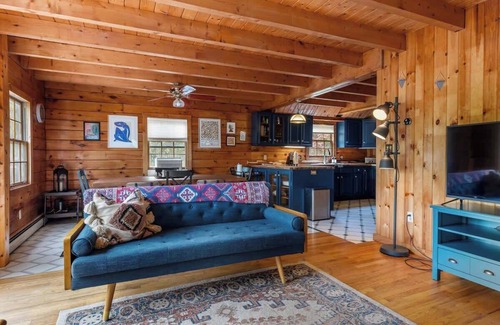 Athens House | Cozy Athens Cabin on the Lake w/Hot Tub & Backyard