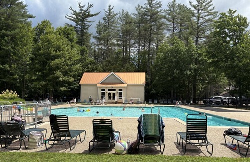 Bartlett Condo | COZY ATTITASH GETAWAY: 10 min walk to Attitash w/Pool & Hot tub - Storyland