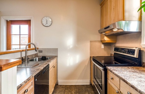 Saint Henri Apartment | Cozy Atwater Canal 3 - TOP FLOOR 2 BR APARTEMENT + DECK near DOWNTOWN/SUBWAY
