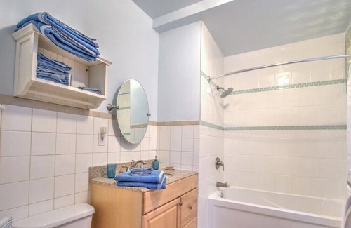 Saint Henri Apartment | Cozy Atwater Canal 3 - TOP FLOOR 2 BR APARTEMENT + DECK near DOWNTOWN/SUBWAY