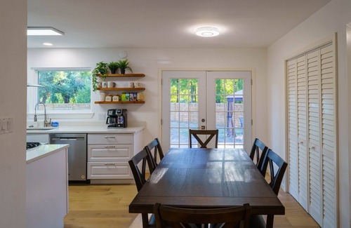 Rosewood House | Cozy Austin Escape – King + 3 Queens Family/Group