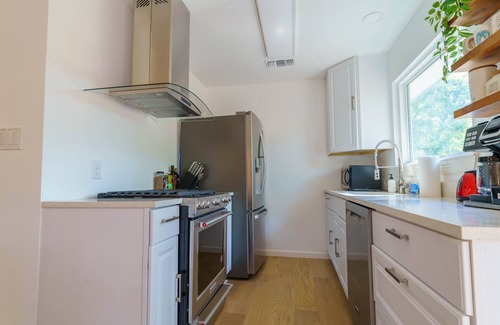 Rosewood House | Cozy Austin Escape – King + 3 Queens Family/Group
