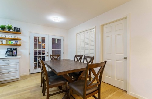 Rosewood House | Cozy Austin Escape – King + 3 Queens Family/Group