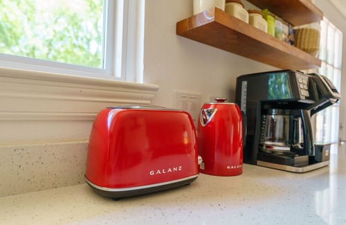 Rosewood House | Cozy Austin Escape – King + 3 Queens Family/Group
