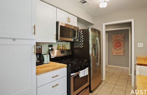 East Congress House | Cozy Austin Haven w/ Enclosed Patio and Backyard