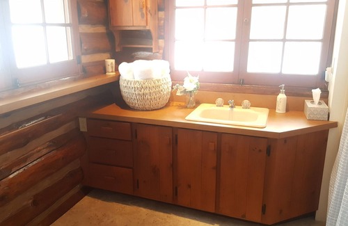 Ellicottville Cabin | Cozy authentic log cabin home minutes from Holimont/Holiday Valley.