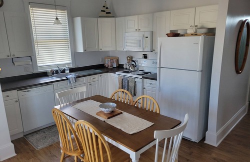 Cherry Valley House | Cozy Autumn Escape in PEC - Fall Foliage, Wineries, Pumpkinfest!