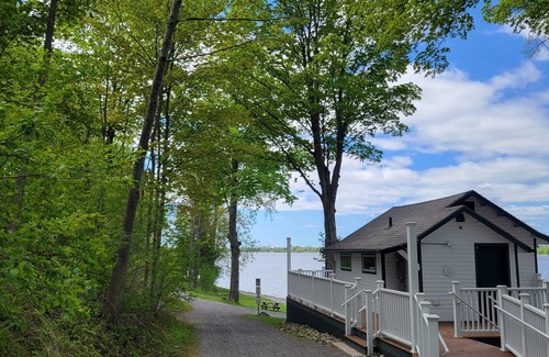 Cherry Valley House | Cozy Autumn Escape in PEC - Fall Foliage, Wineries, Pumpkinfest!