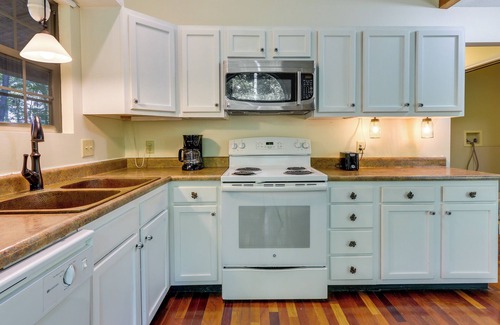 Cynthiana House | Cozy Bainbridge Retreat w/Fireplace + Deck!