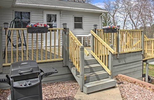 Balsam Lake Cabin | Cozy Balsam Lake Home: Deck, Private Dock + Kayaks