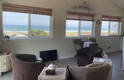 Gold Beach Cottage | Cozy Barnacle Bungalow
