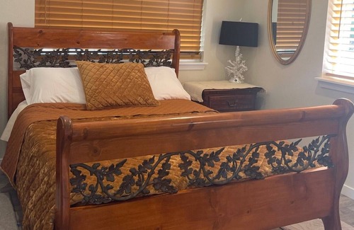 Gold Beach Cottage | Cozy Barnacle Bungalow