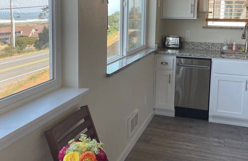 Gold Beach Cottage | Cozy Barnacle Bungalow
