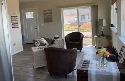 Gold Beach Cottage | Cozy Barnacle Bungalow
