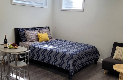 Montreal Apartment | Cozy basement studio 15 mins Down Town.