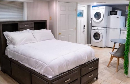 Bellevue Apartment | ★Cozy Basement Studio FREE Parking W/ Lounge Area★