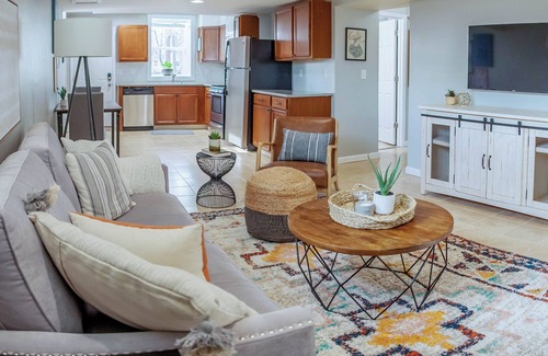 Edgewood Apartment | Cozy Basement Suite with Full Kitchen, Walk to Edgewood