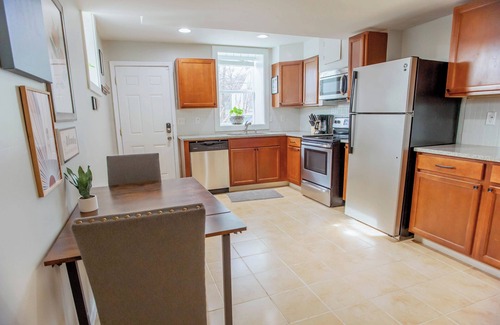 Edgewood Apartment | Cozy Basement Suite with Full Kitchen, Walk to Edgewood