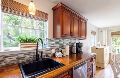 Freeport House | Cozy Bay Retreat - 2BR & Rooftop Views
