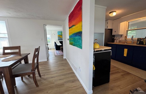 Hull House | Cozy Bay View Beach House– Comfy with Modern Flair