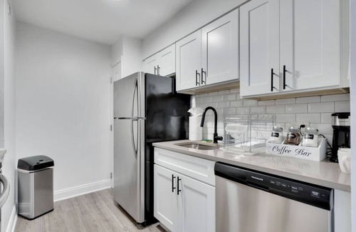 SoHo Apartment | Cozy Bayshore King suite | Pool, Gym & Parking!