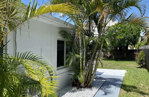 Lauderdale-by-the-Sea Apartment | Cozy Beach Apt - steps to the beach ☀️