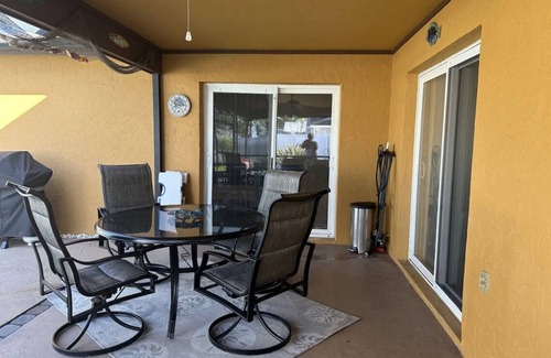 Whitfield House | Cozy Beach Beach House/King size suite/Pool/Pool Table/Sarasota