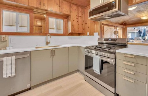 Central Mission Beach House | Cozy Beach Cabin, Steps from Beach/Bay!