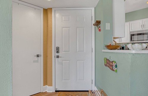 Ocean Side Village Condo | Cozy Beach Condo-Half mile to beach-King size bed!