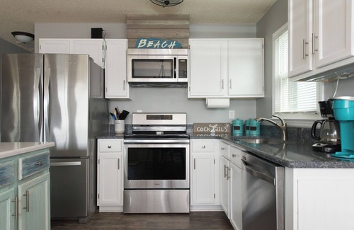 Colington House | Cozy beach cottage nestled between the sound and sea!