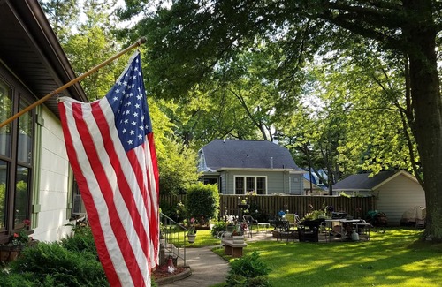 Union Pier Cottage | Cozy Beach Cottage BIG YARD 1 Blk to Private Beach. 3 NIGHT MINIMUM Stay for 2BR