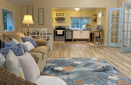 South Haven Cottage | Cozy beach cottage 8 mins from South Haven - Fire Pit, Bike Trail, Starry Nights