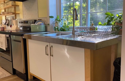 South Haven Cottage | Cozy beach cottage 8 mins from South Haven - Fire Pit, Bike Trail, Starry Nights