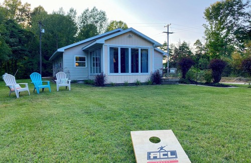 South Haven Cottage | Cozy beach cottage 8 mins from South Haven - Fire Pit, Bike Trail, Starry Nights