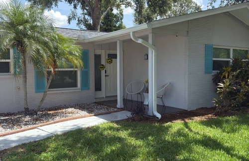 Largo House | Cozy Beach Getaway Casita with Tropical Touch 8 minutes from the Beach