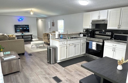 Hampstead House | Cozy Beach Home w/Fire Pit, Grill & Outdoor Swings—8 min from Surf City Pier!