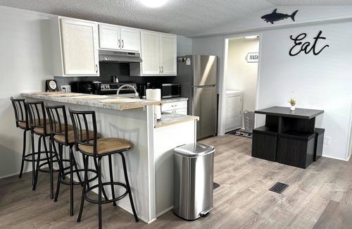 Hampstead House | Cozy Beach Home w/Fire Pit, Grill & Outdoor Swings—8 min from Surf City Pier!