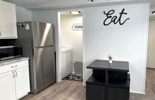 Hampstead House | Cozy Beach Home w/Fire Pit, Grill & Outdoor Swings—8 min from Surf City Pier!