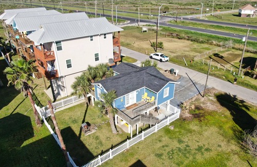 Galveston House | Cozy Beach House- 3 Minute Walk to Sunny Beach