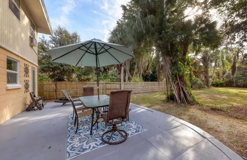 Englewood House | Cozy, beach house! Just step away from world class Manasota Beach!