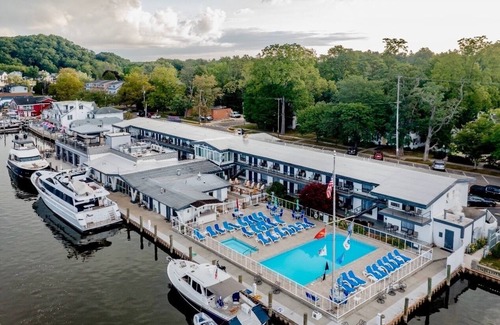 Saugatuck Condo | COZY BEACH Nesting in the ♥️ of DOWNTOWN with SEASONAL POOL&HOT TUB ACCESS