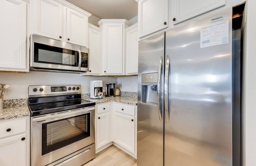 Upper Grand Lagoon House | Cozy Beach Retreat! Central Location - Pristine Beaches - Delicious Food