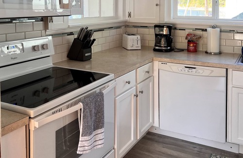 Poulsbo Cottage | Cozy Beach Retreat-Hood Canal & Olympic Mountain Views