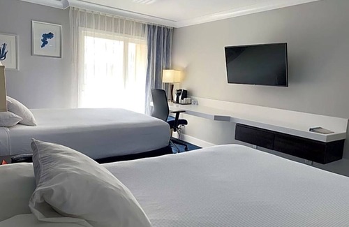 Old Towne Hotel | Cozy Beach Retreat Ideal for Families and Pet Owners
