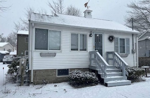 Ogunquit Cottage | Cozy beach retreat minutes from Footbridge Beach!