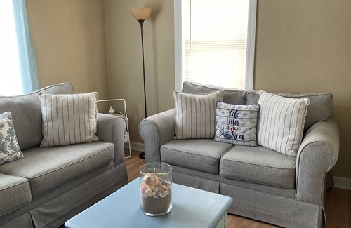 West Allis House | ★ Cozy Beach Themed Home ★ 2 Beds ★ Spacious Parking ★