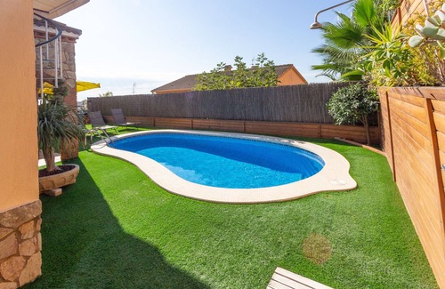 Pineda de Mar Villa | Cozy beach town villa for 8 - no car necessary!