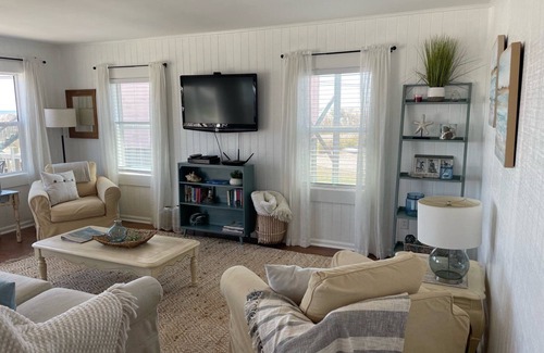Sneads Ferry Cottage | Cozy beach cottage with beautiful ocean views.