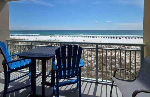 Fort Walton Beach Condo | Cozy beachfront condo with private balcony, shared pool & beach access
